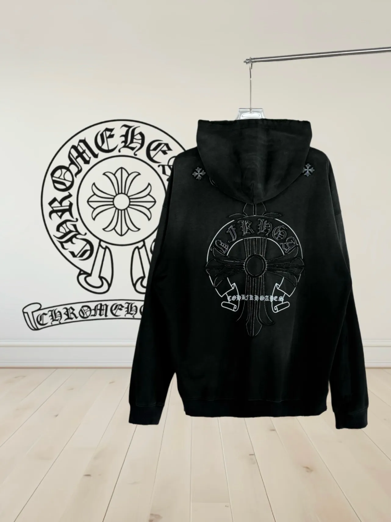 P340 [Higher version] Chrome Hearts*Chrome heart patch embroidered horseshoe logo‼ ️Hooded sweatshirt *Made of 430g pure cotton sweatshirt fabric with double yarns. The fabric is woven with double yarns and twisted together. The strength is 40% higher than that of single yarns, forming a three-dimensional texture similar to the texture of tripe. It not only maintains the moisture absorption and breathability of pure cotton, but also achieves "softness and not collapse" through double yarn thickening. The whole strip of Maliu scanning spray technology uses the washing process to produce a natural fading effect in parts, and the os version has a more lazy and loose feeling. *Laser burnt patch embroidery➕Frayed process: micro-label on the chest patch, large logo horseshoe pattern on the back, heavy laser burnt three-dimensional patch embroidery pattern design, washed and frayed, and the overall garment presents a lazy style. *Whether it is daily outings or sports and fitness, you can show your trendy attitude and become the focus of the street. Same style for men and women 𝐂𝐎𝐋𝐎𝐔𝐑: white, blue, black 𝐒𝐈𝐙𝐄: S-XL
